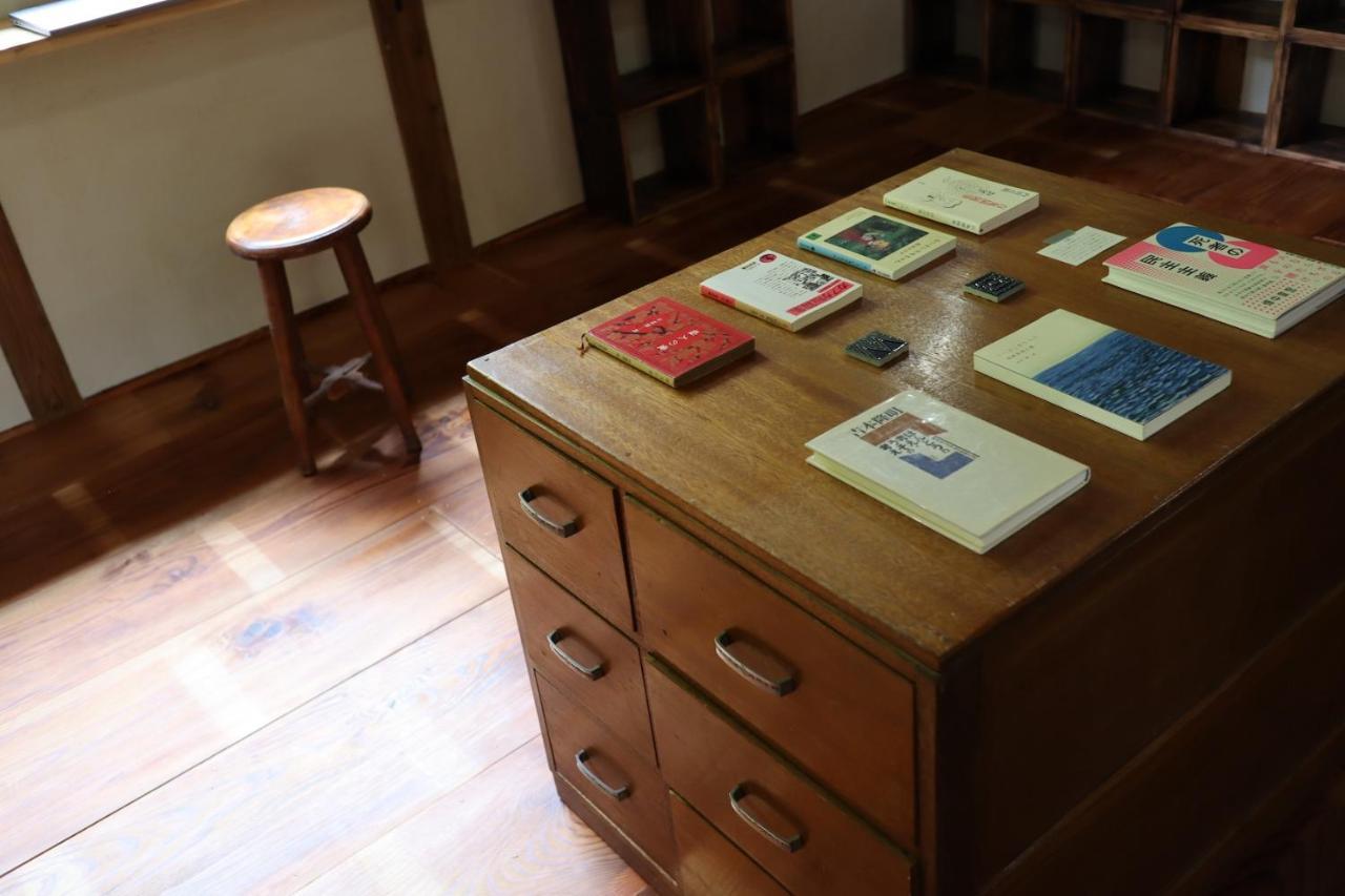 猫と図書館のある宿 草地家 Kusachike Minamiawaji المظهر الخارجي الصورة