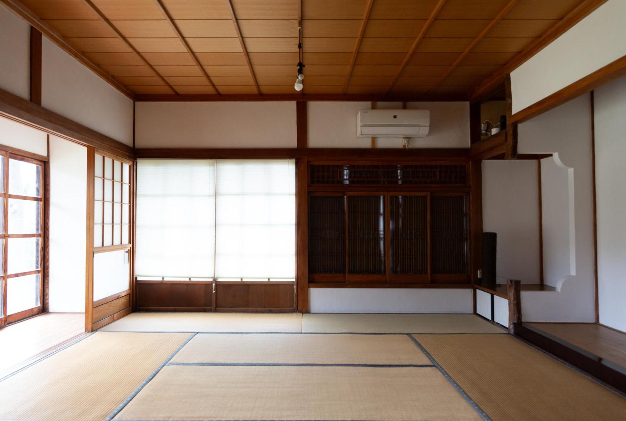 猫と図書館のある宿 草地家 Kusachike Minamiawaji المظهر الخارجي الصورة