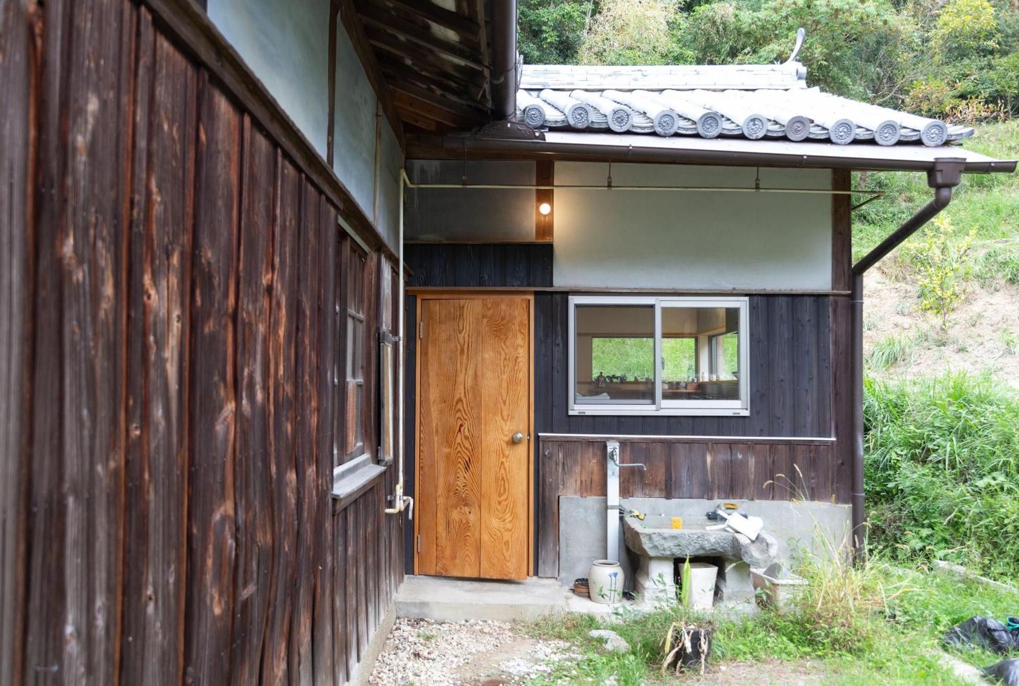 猫と図書館のある宿 草地家 Kusachike Minamiawaji المظهر الخارجي الصورة