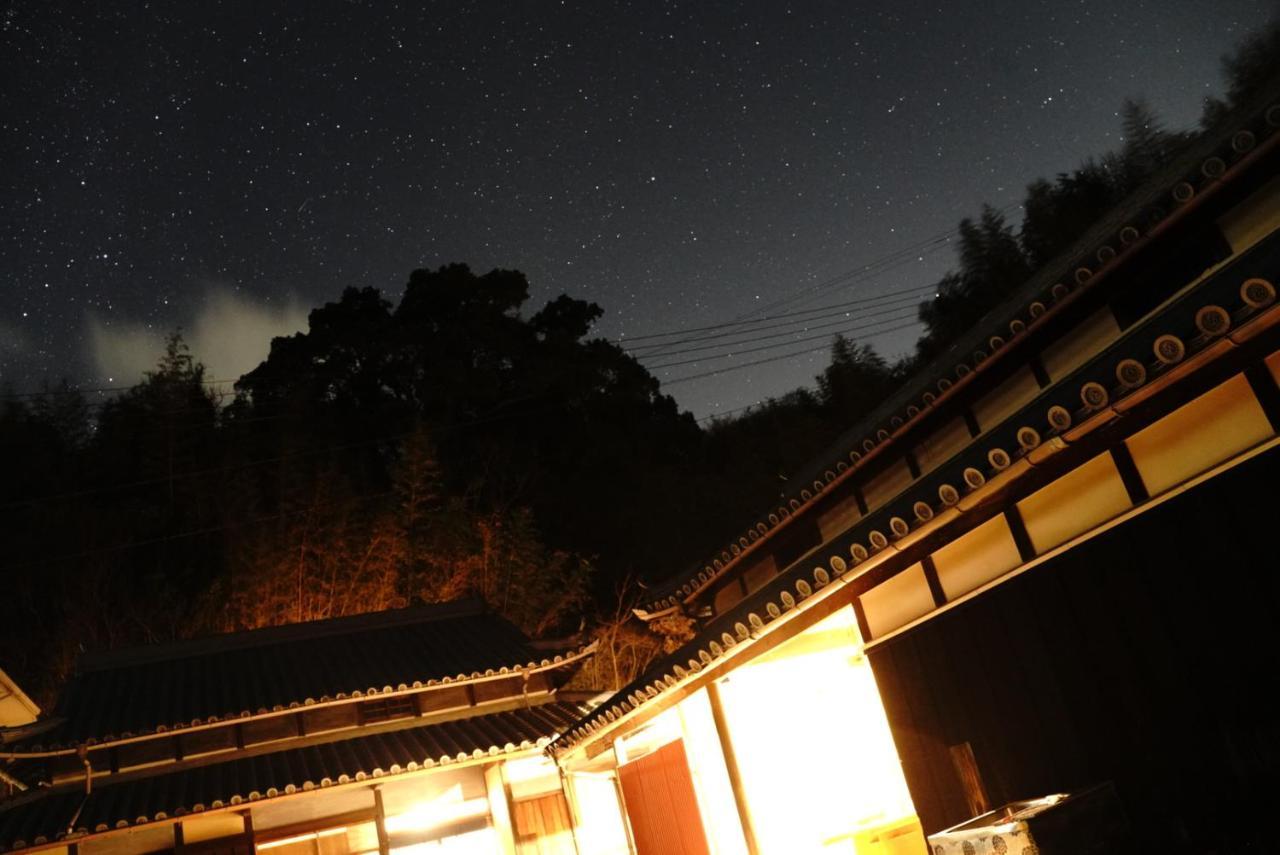 猫と図書館のある宿 草地家 Kusachike Minamiawaji المظهر الخارجي الصورة